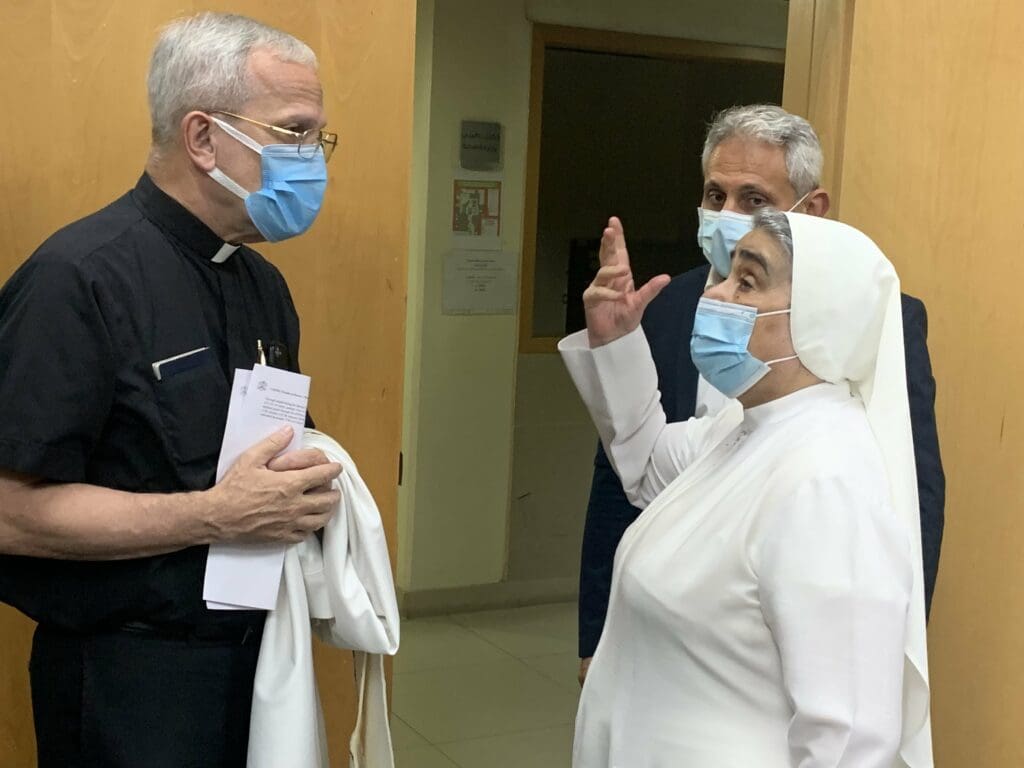 Presidente de CNEWA habla con directora hospital Hermanas del Rosario, Beirut.