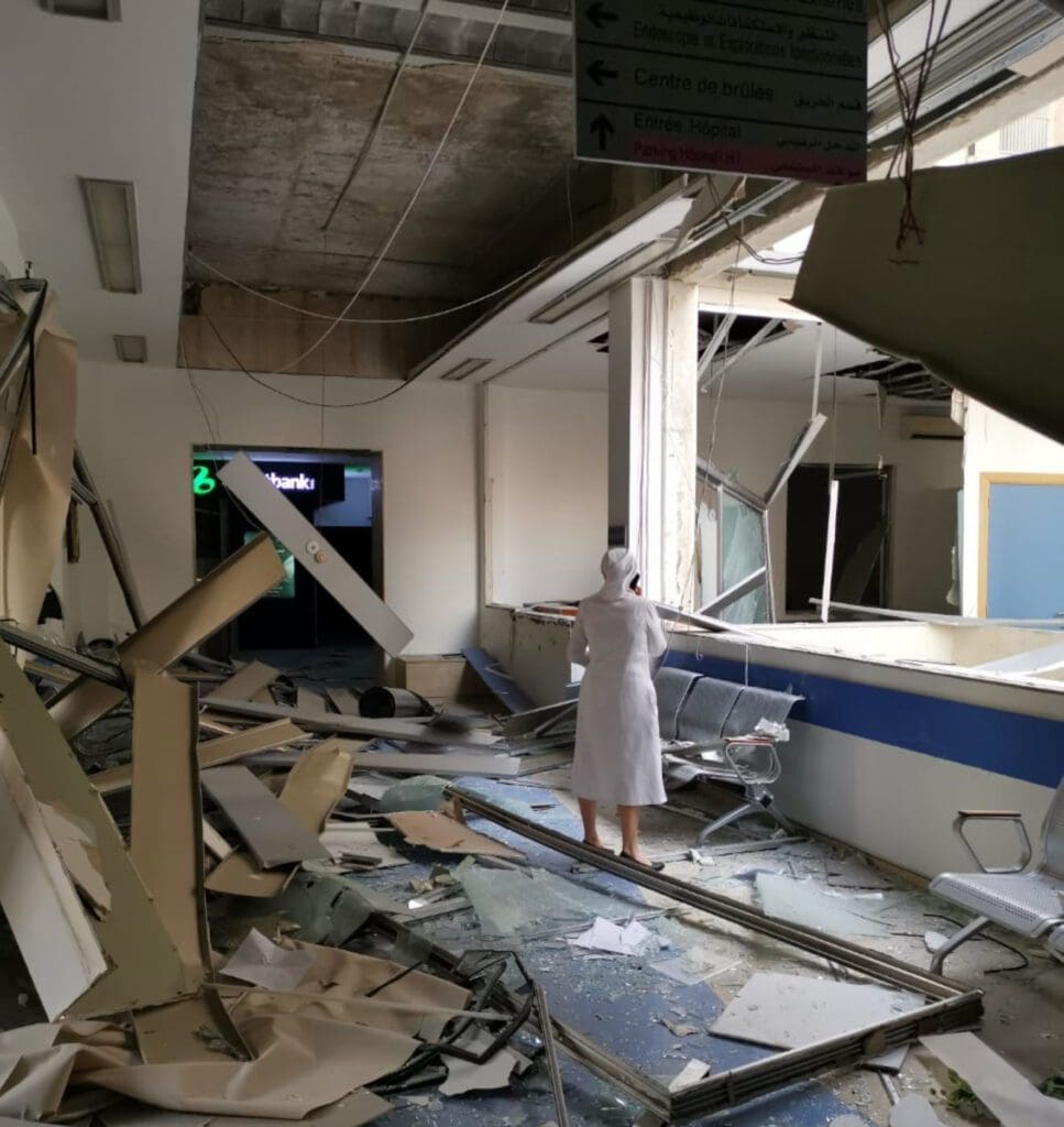 Hermana evalúa daños por explosión en Beirut.