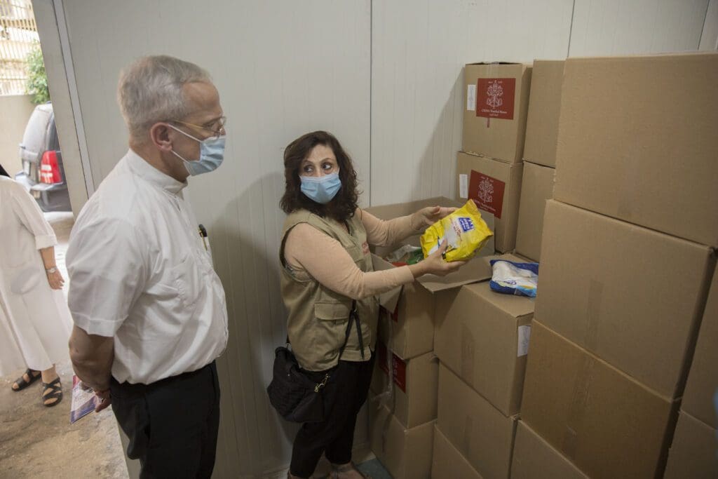 Monseñor Vaccari visita dispensario financiado por CNEWA en Beirut.