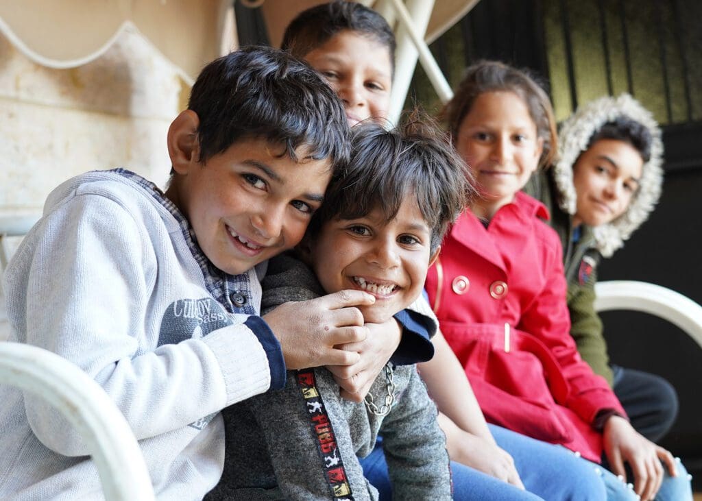 Niños libaneses sonríen ante la cámara