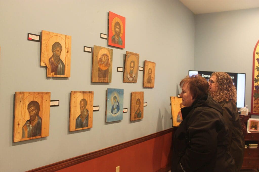 personas observan exhibición iconos bizantinos
