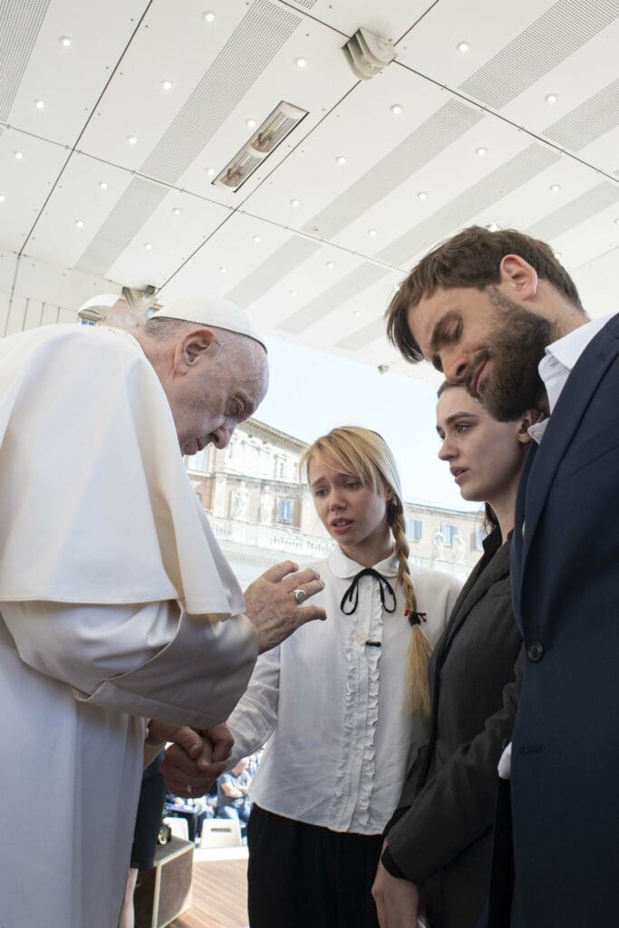 Papa Francisco ora con esposas de soldado ucranianos