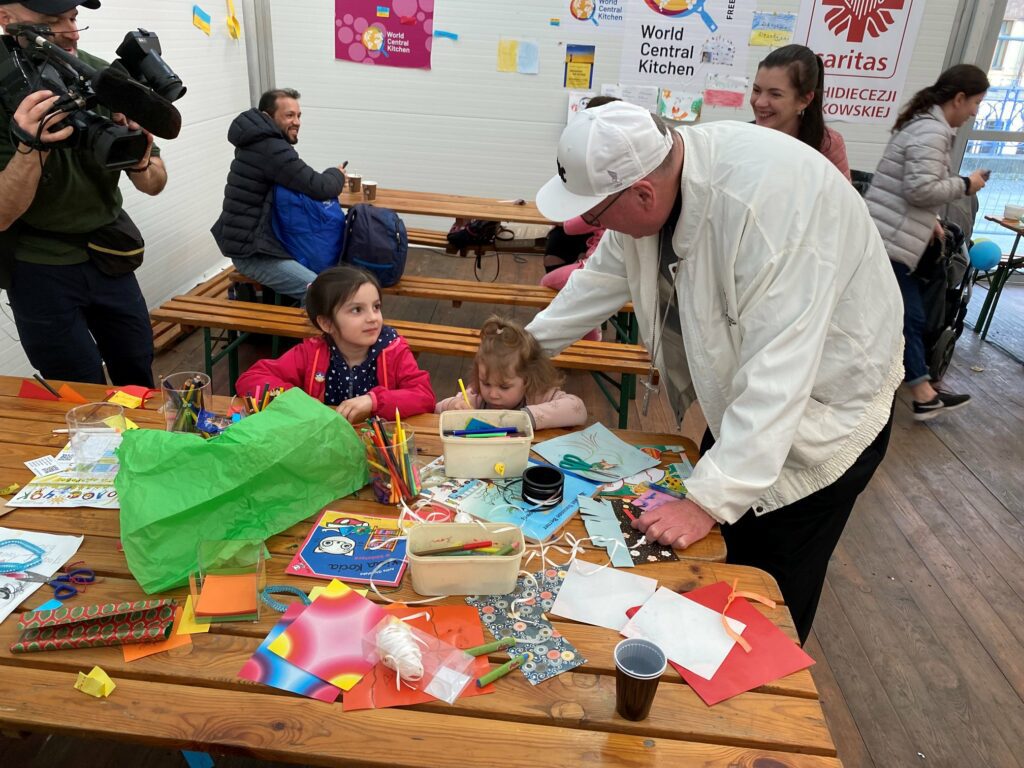 Cardenal Dolan con niños realizando manualidades