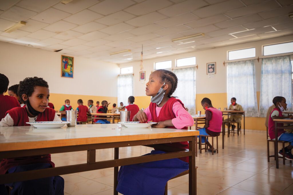 niños invidentes etíopes en comedor escolar