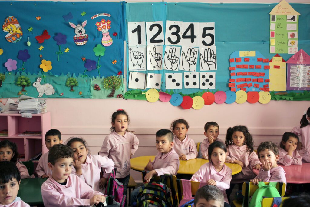 niños con uniforme rosado en programa pre escolar en Líbano.
