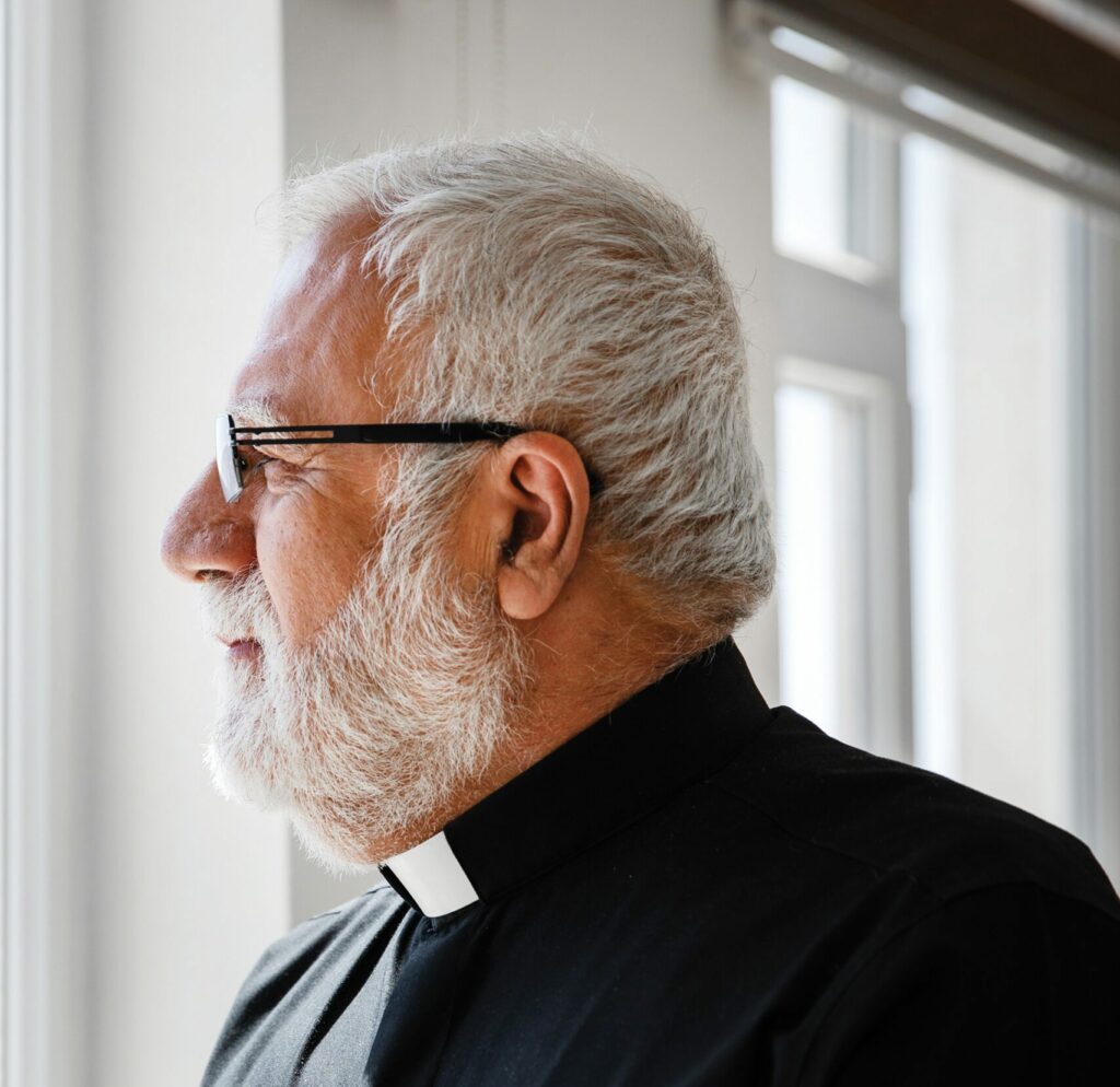 perfil de un sacerdote