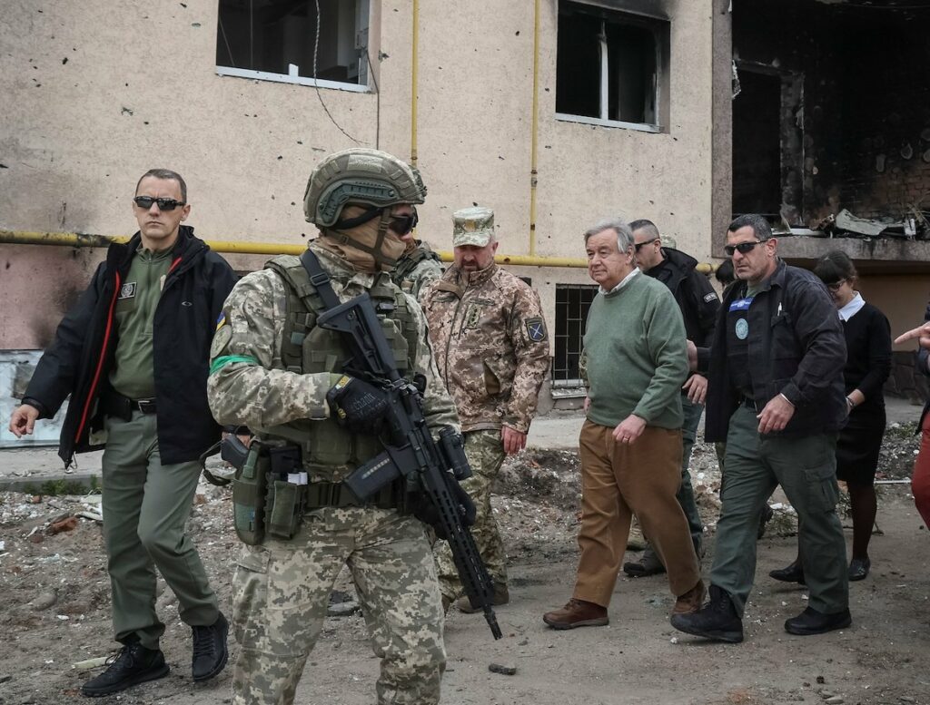 Secretario General de las Naciones Unidas, António Guterres visita la ciudad sitiada de Irpin, Ucrania. Soldados y guardaespaldas caminan a su lado.