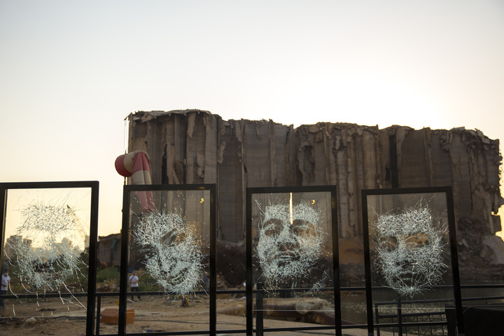 Retratos grabados en vidrio, un monumento a las víctimas de la explosión en Beirut.