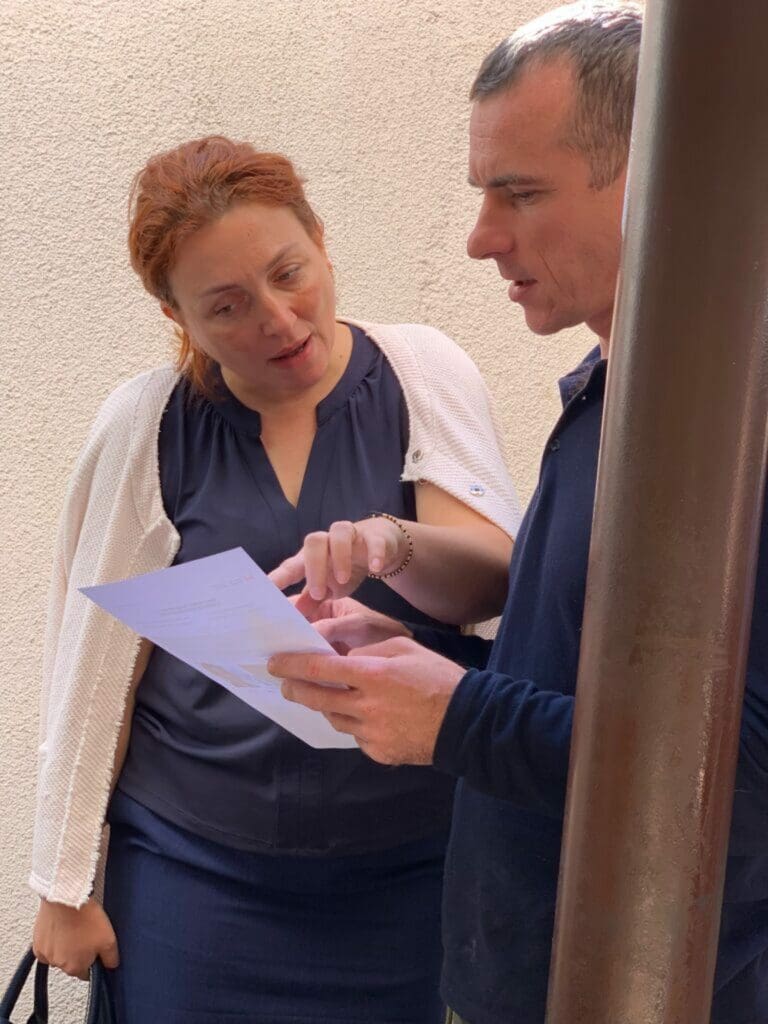Refugiado ucraniano revisa temas de visa con personal de Caritas, Georgia.