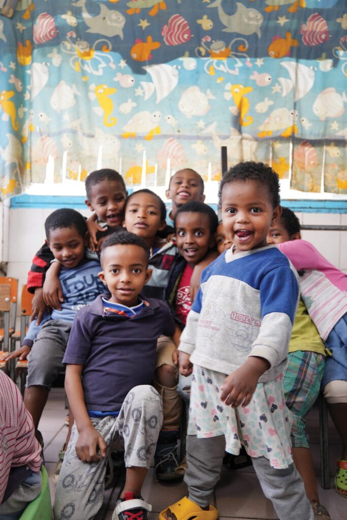Niños en un aula en el Hogar de Niños Kidane Meheret en Etiopía.
