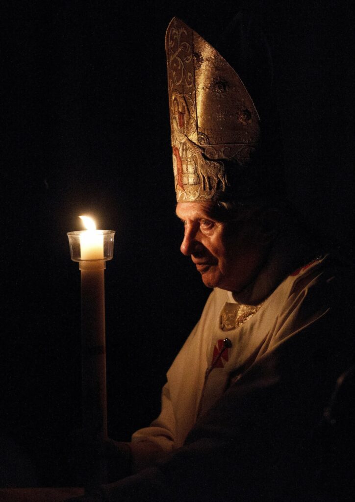 El Papa Benedicto XVI lleva una vela durante la Misa de la Vigilia Pascual en la Basílica de San Pedro en el Vaticano.