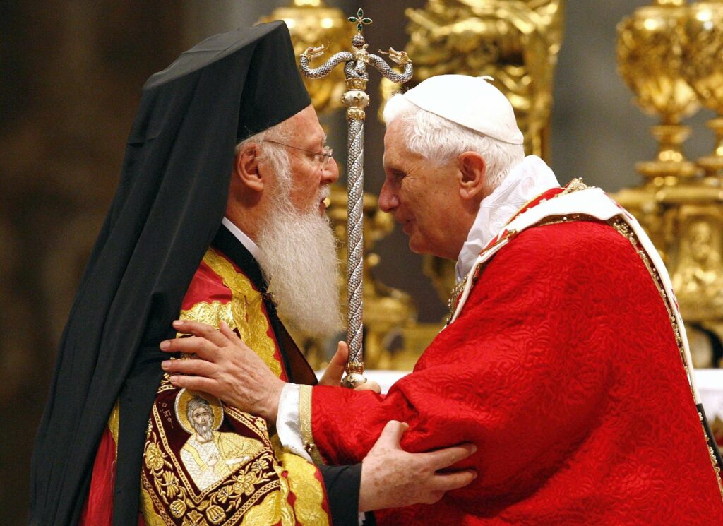 El Papa Benedicto XVI abraza al Patriarca Ecuménico Bartolomé de Constantinopla.