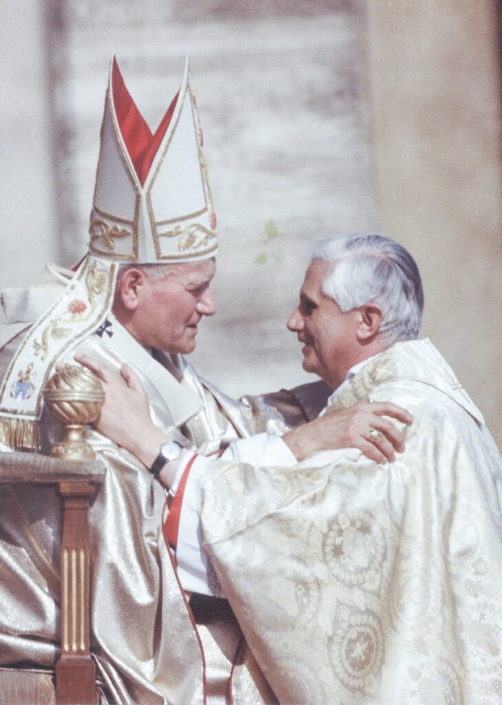 El recién elegido Papa Juan Pablo II saluda al Cardenal Joseph Ratzinger de Munich y Freising en la Plaza de San Pedro en el Vaticano.