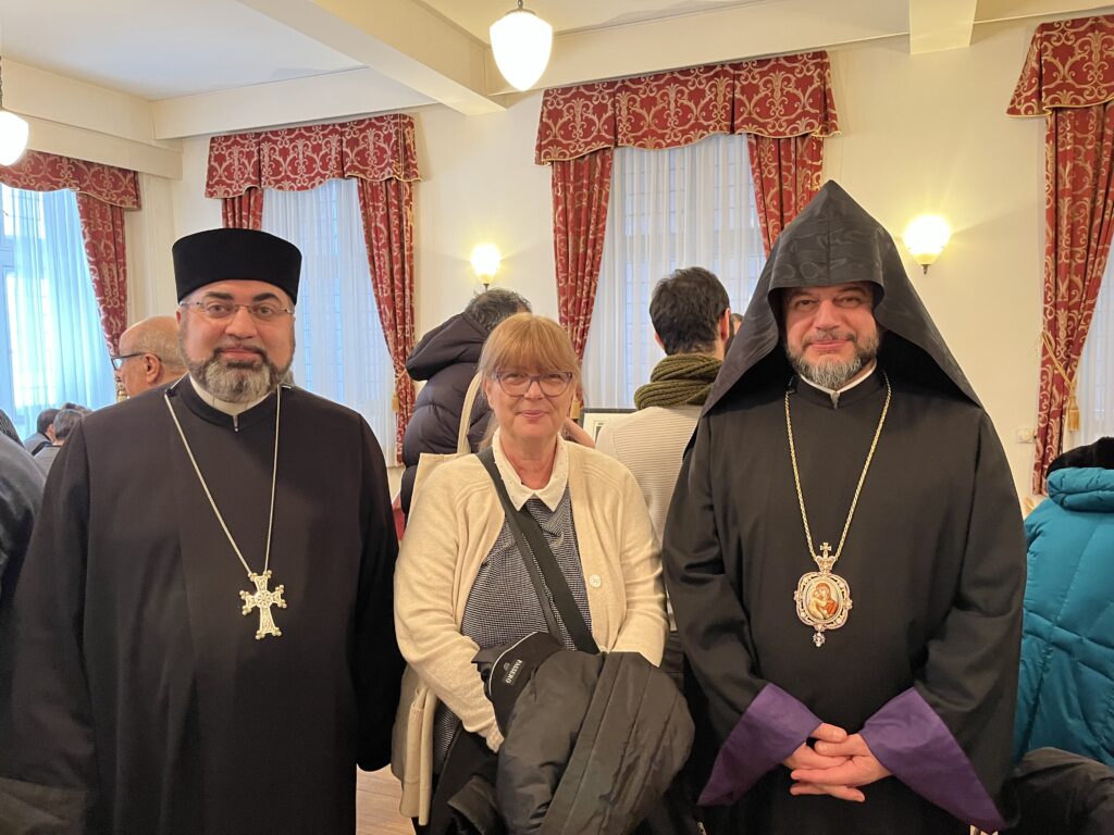 La directora nacional de CNEWA Canadá, Adriana Bara, flanqueada por el obispo Abgar Hovakimian de la Iglesia Apostólica Armenia de Canadá (derecha) y el padre David Margaryan.