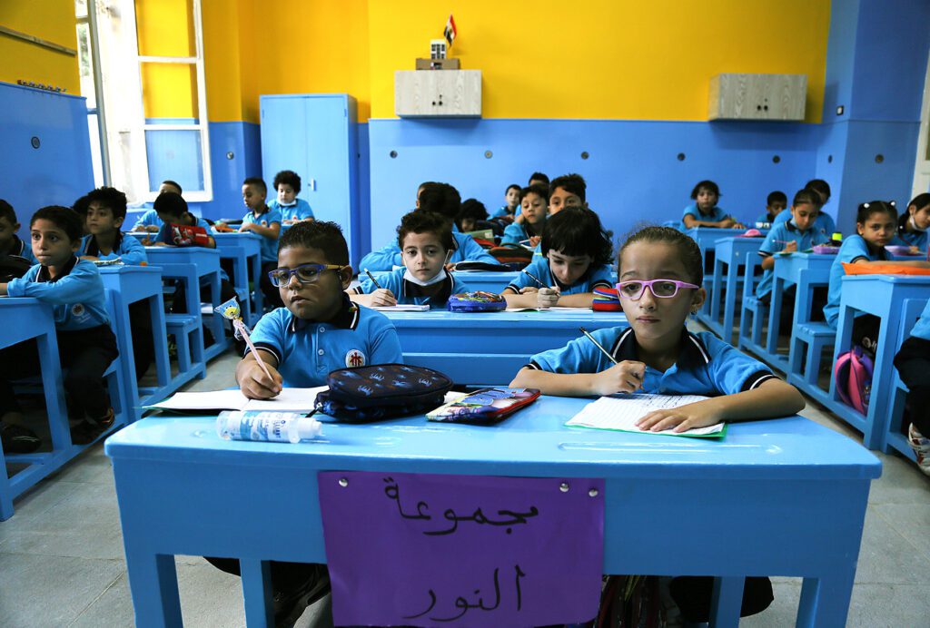 Estudiantes de un aula de la Escuela Don Bosco en Alejandría usan camisas azules.