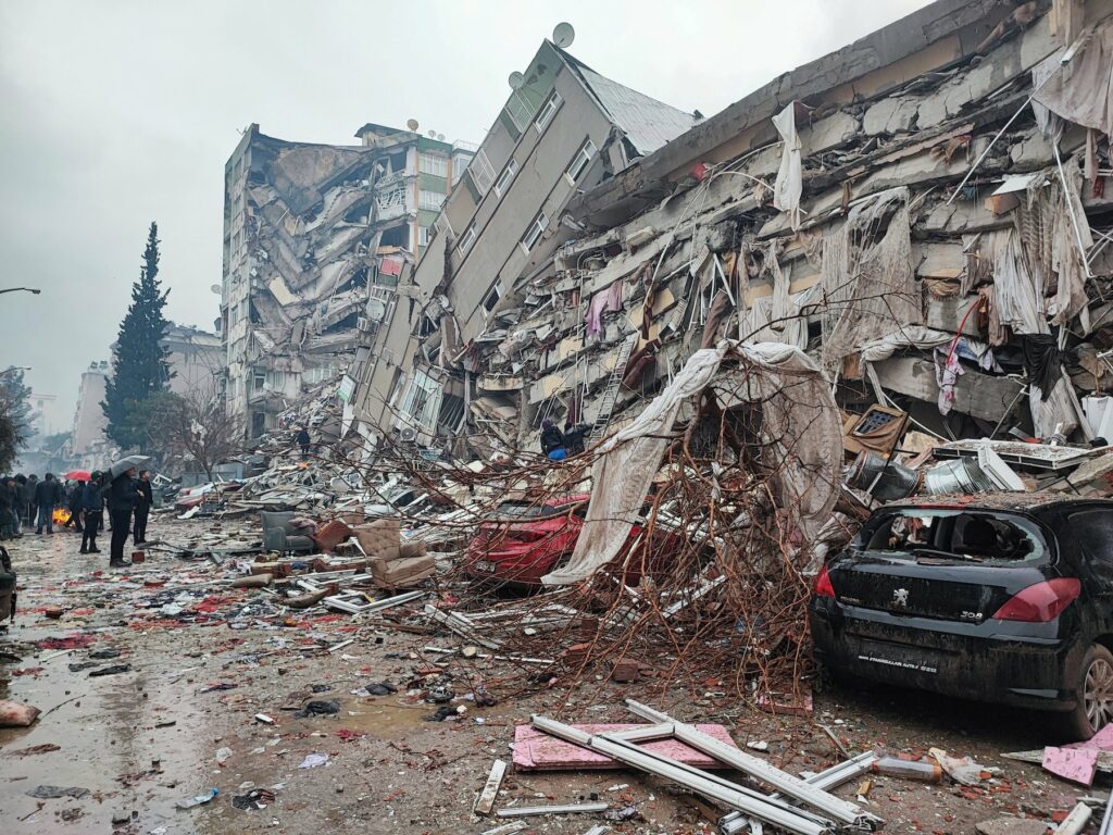 Personas paradas frente a los edificios derrumbados después de un terremoto en Kahramanmaras, Turquía, el 6 de febrero.