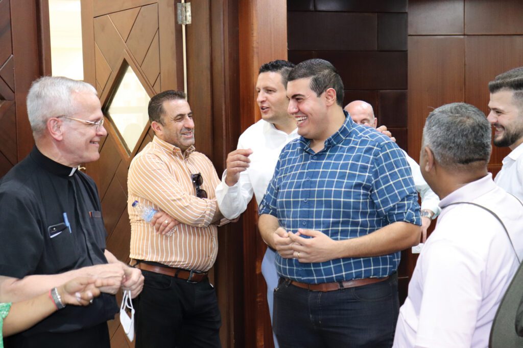 El presidente de CNEWA, Monseñor Peter I. Vaccari, a la izquierda, y el personal de la oficina de CNEWA en Jerusalén.