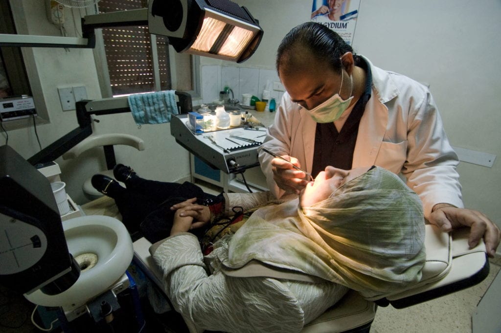 Dentist chequea a paciente musulmán sunita.
