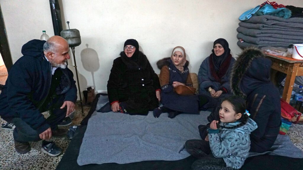 Michel Constantin, director regional de CNEWA en Beirut, visita a una familia en Alepo.
