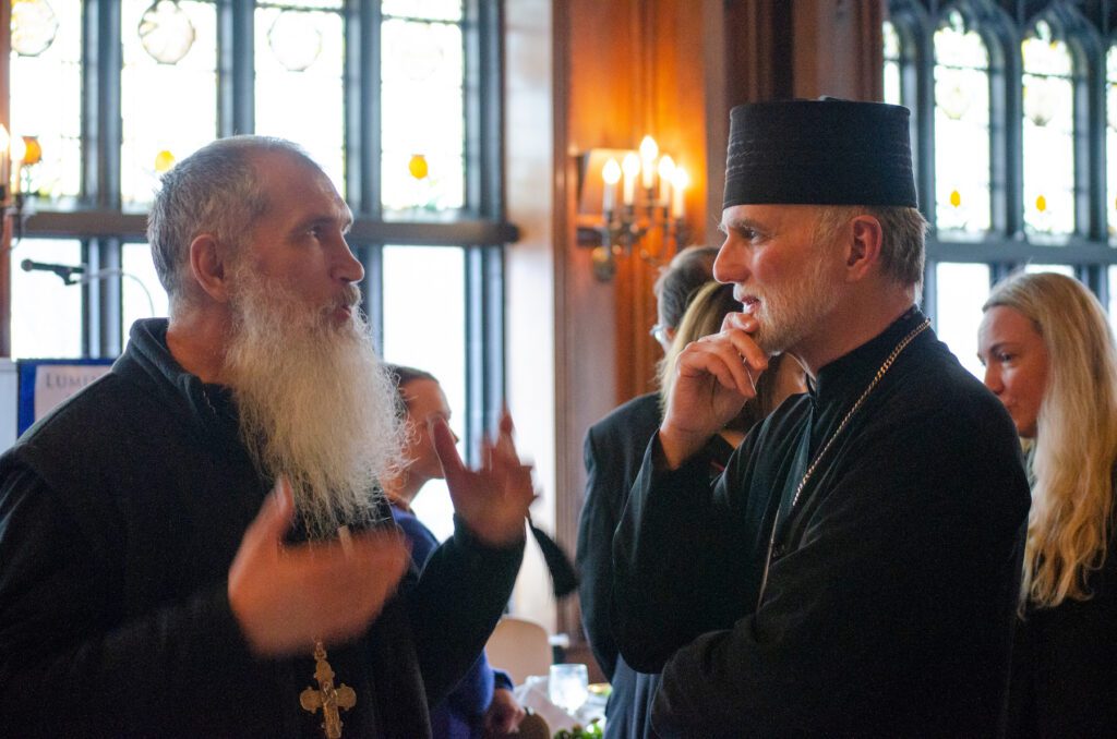 El Arzobispo Borys Gudziak (derecha) habla con el obispo Venedikt Aleksiychuk de la Eparquía Greco-Católica Ucraniana de San Nicolás de Chicago.
