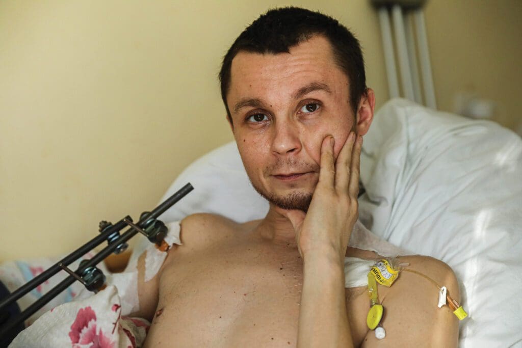 Roman Dudko, de 34 años, herido en la línea del frente en Bakhmut, Ucrania, se recupera en un hospital de Kiev en febrero.