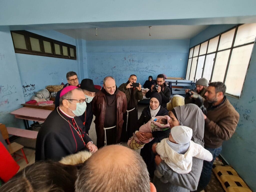 El Arzobispo Claudio Gugerotti, prefecto del Dicasterio para las Iglesias Orientales, se reúne con un grupo de víctimas del terremoto en Alepo, Siria.
