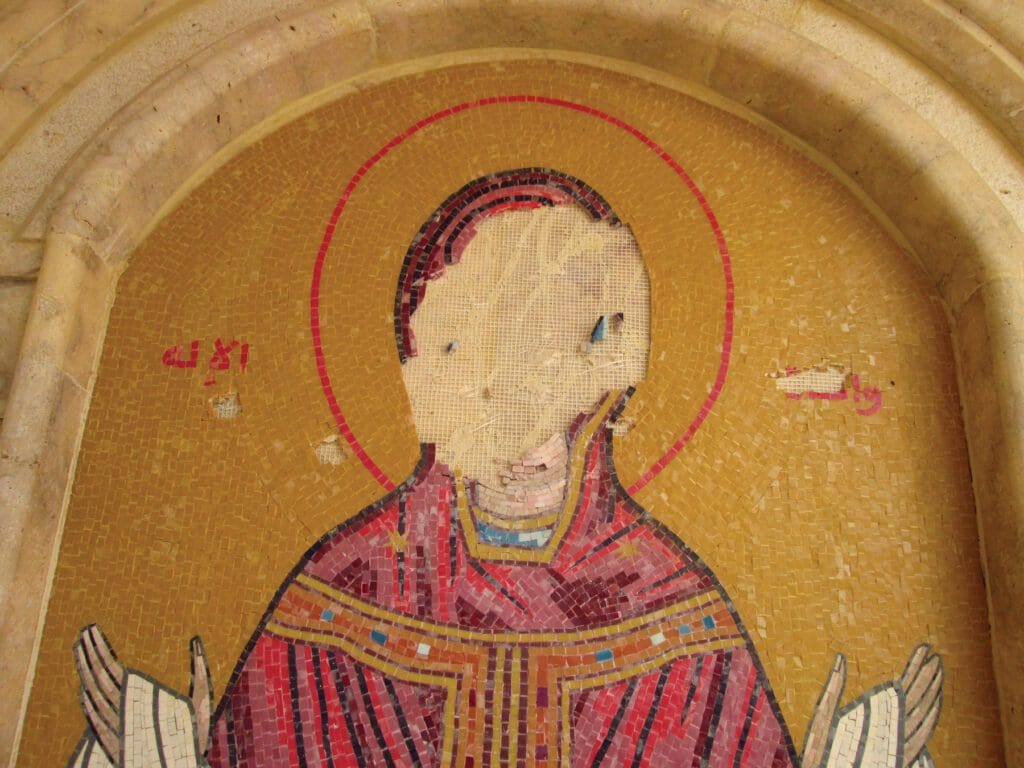 Icono de María en iglesia greco católica melquita en Yabroud, Siria, desfigurado por rebeldes extremistas.