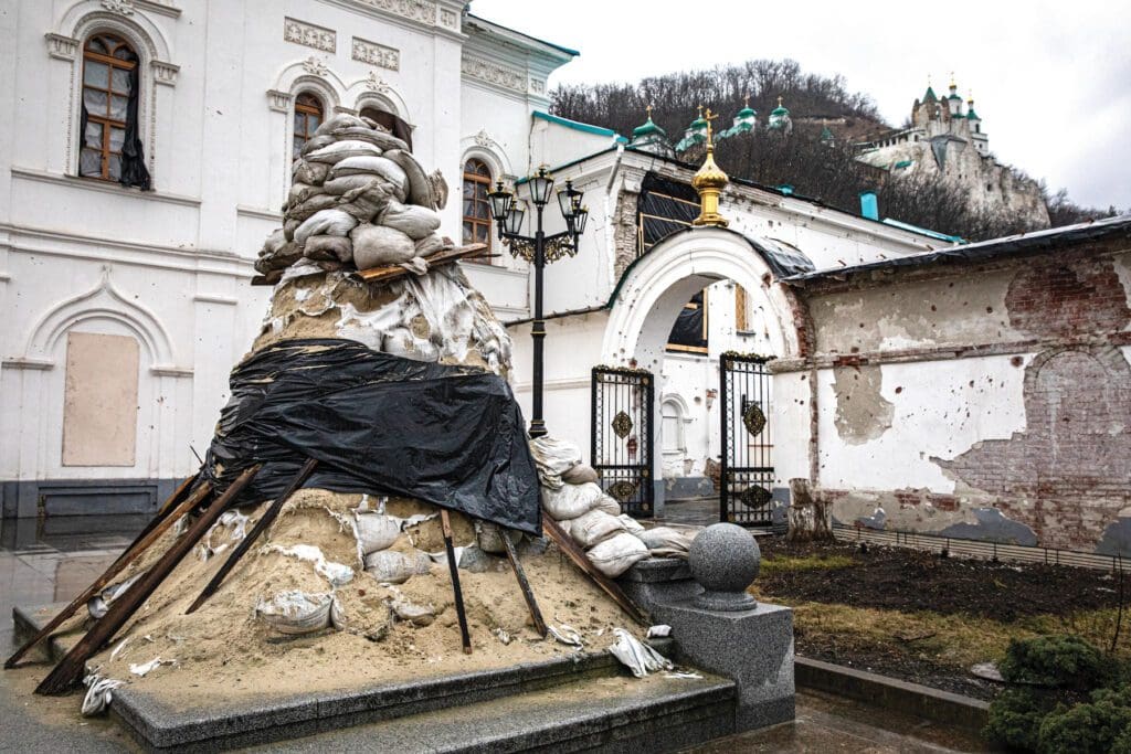 Monumento en el monasterio de Sviatohirsk, provincia de Donetsk, cubierto con sacos de arena para protegerlo de la destrucción.