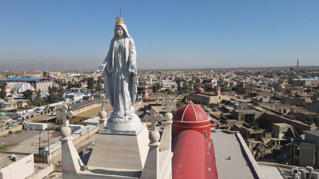 Una estatua de María fue colocada en la torre de una iglesia en Irak.
