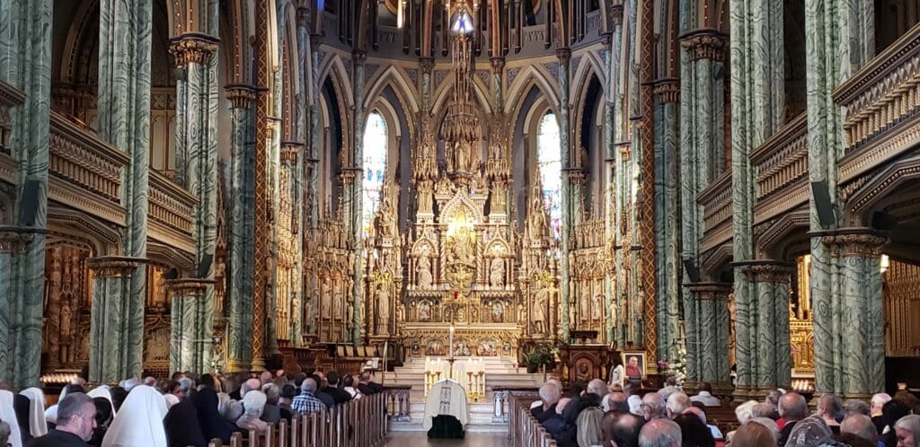 Interior de la Basílica Catedral de Notre Dame en Ottawa, Canadá.
