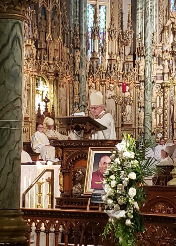 El arzobispo emérito Terrence Prendergast pronuncia la homilía en el funeral del arzobispo Marcel Gervais en la Basílica Catedral de Notre Dame en Ottawa.