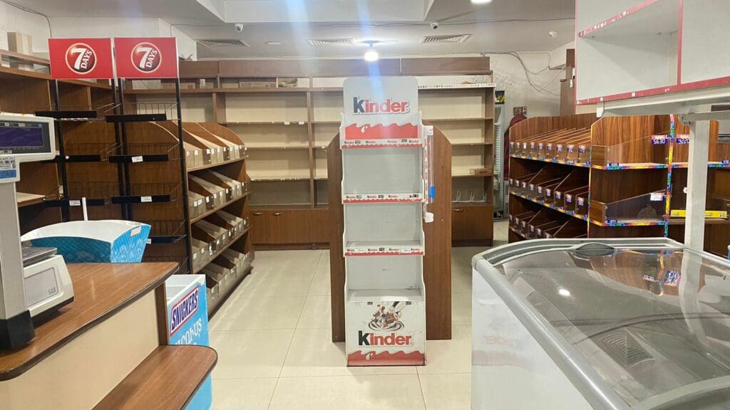 Un supermercado con estantes vacîos.