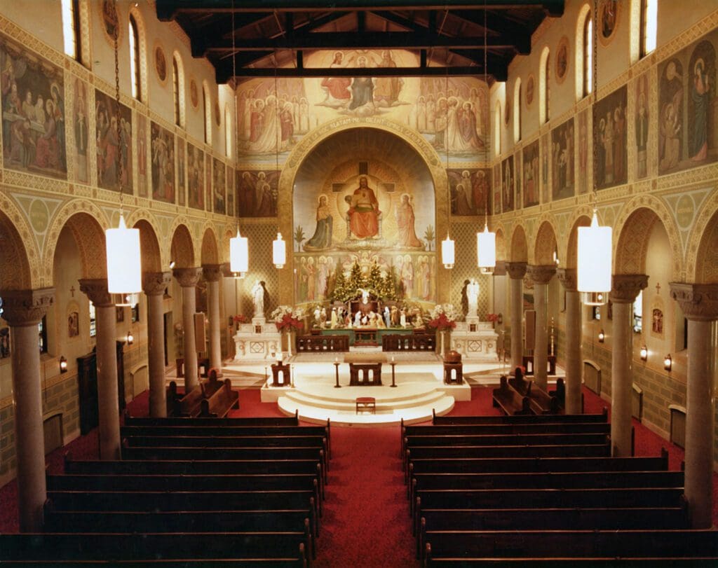 El interior de la Iglesia de Santa María en McKeesport, Pensilvania, en Navidad con sus magníficos murales de las vidas de Jesús y María. La iglesia fue demolida hace años.