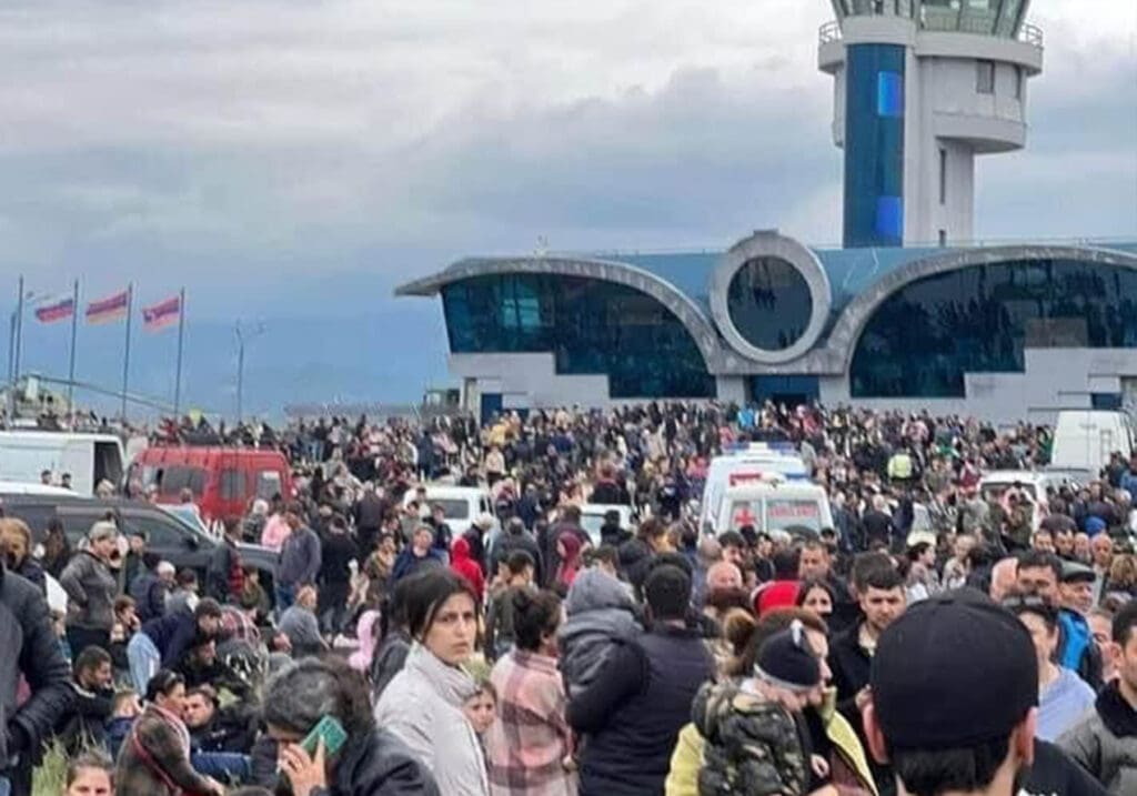 Muchedumbre frente a aeropuerto Stepanakert.