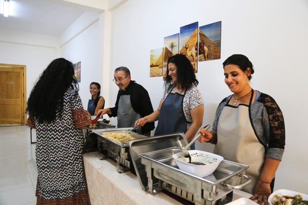 Personas repartiendo comida.