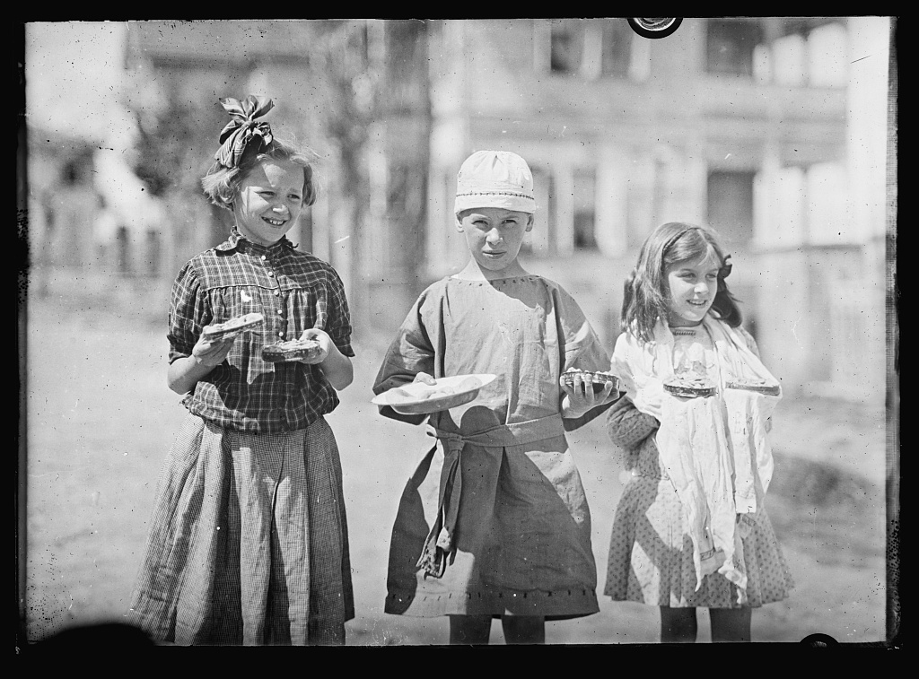 Foto en blanco y negro tomada en 1920 de tres niños refugiados rusos en la isla de Proti.