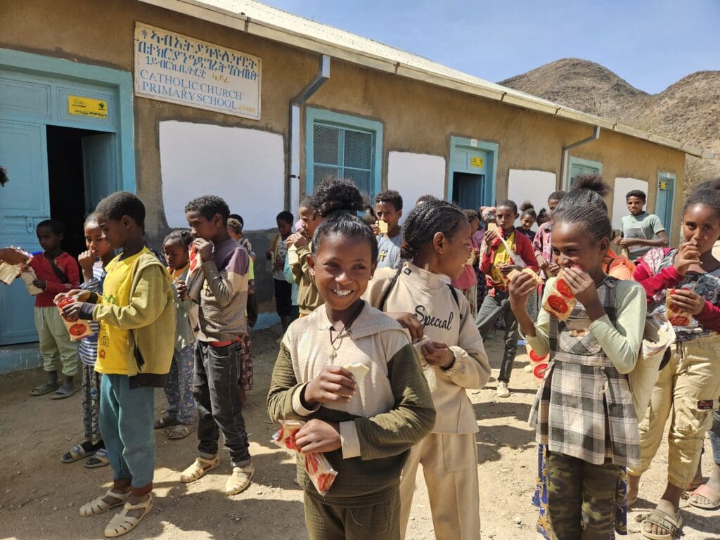 Grupo de niños en un día soleado en una calle sin pavimento en Etiopía.