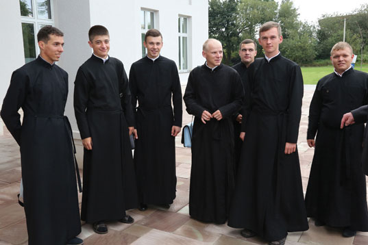 Ocho seminaristas frente a una iglesia en Lviv, Ucrania.