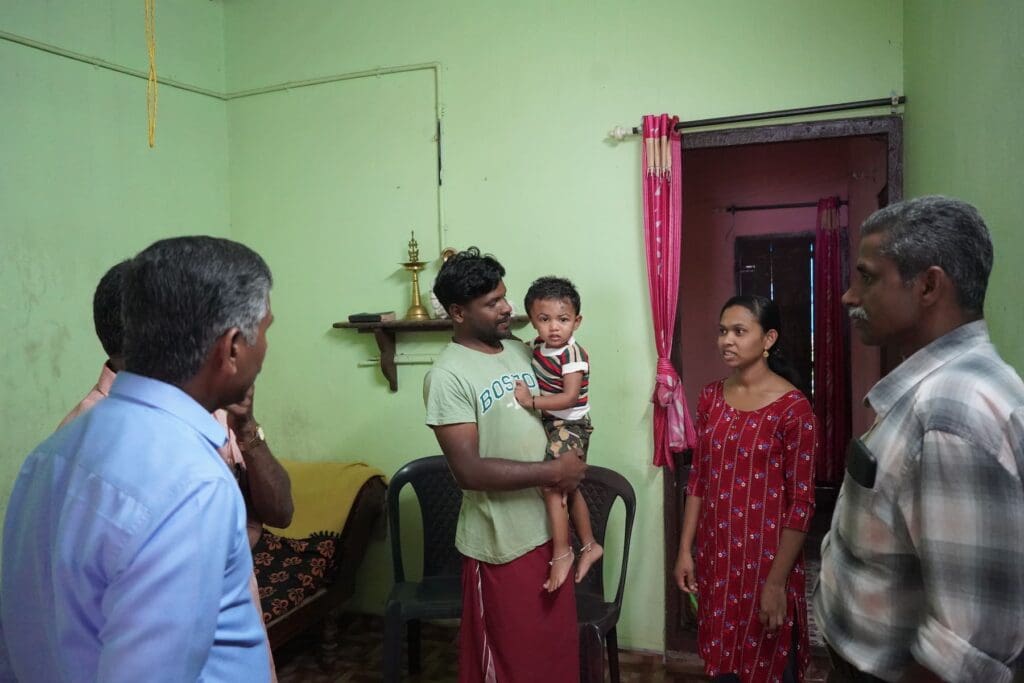 Jobin Kurian, oficial de programas de CNEWA con sede en Ernakulam, visitó a los beneficiarios del programa de la Organización Voluntaria para la Acción Social y el Desarrollo Rural en Idukki, India.