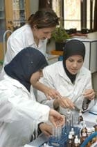 Due studentesse e una professoressa che lavorano insieme
