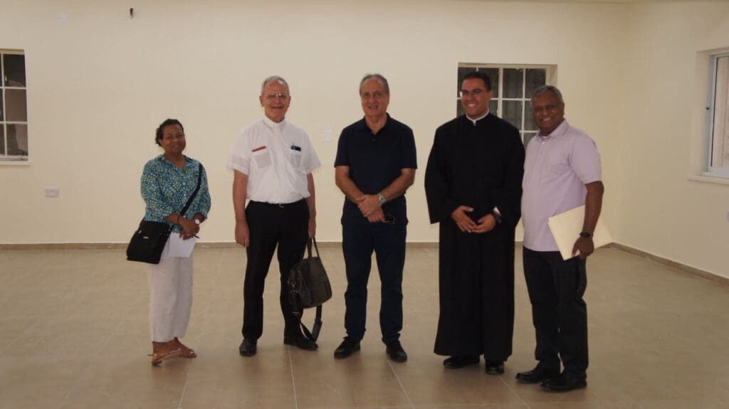 Delegazione della CNEWA in visita in una chiesa greco-cattolica melchita.
