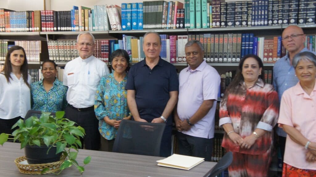 Delegazione della CNEWA in visita al centro della comunità teresiana.