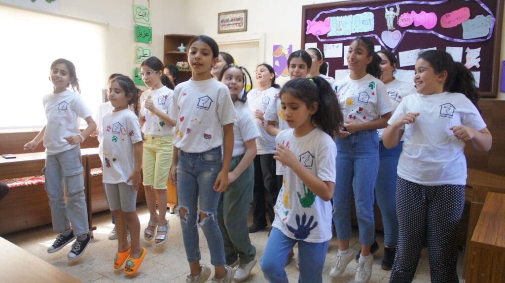 Un gruppo di bambine di Beit Mariam che ballano.
