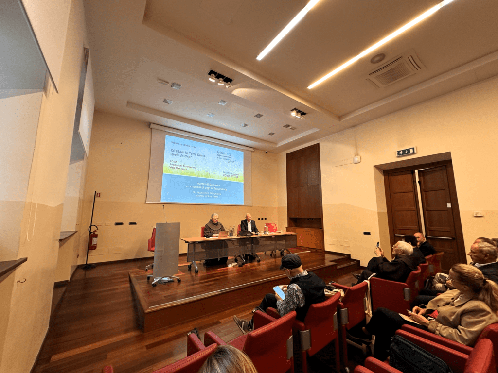 Persone che ascoltano il discorso di Francesco Patton, Custode di Terra Santa.