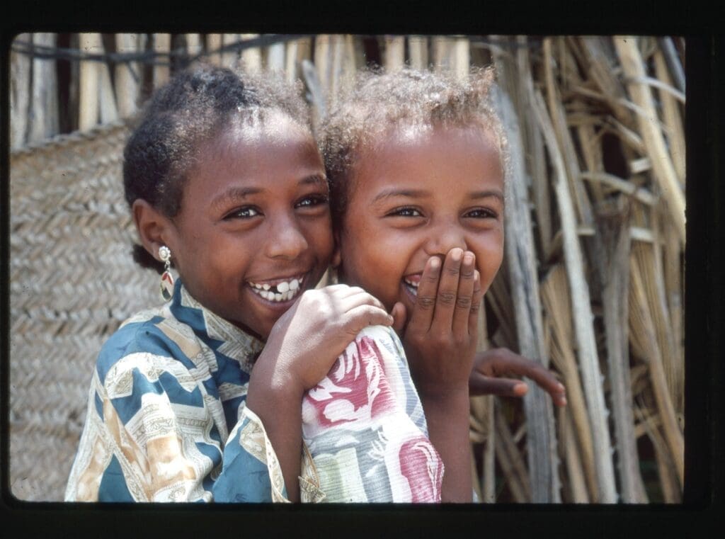 Due ragazze sorridono in un campo profughi in Eritrea.