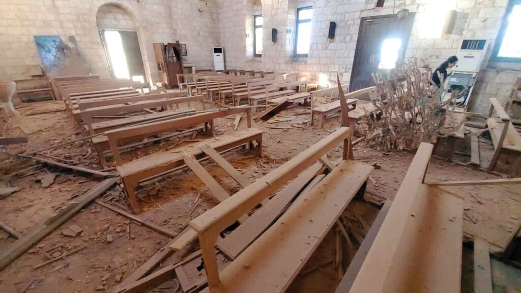 Interno di una chiesa danneggiata dai bombardamenti israeliani.
