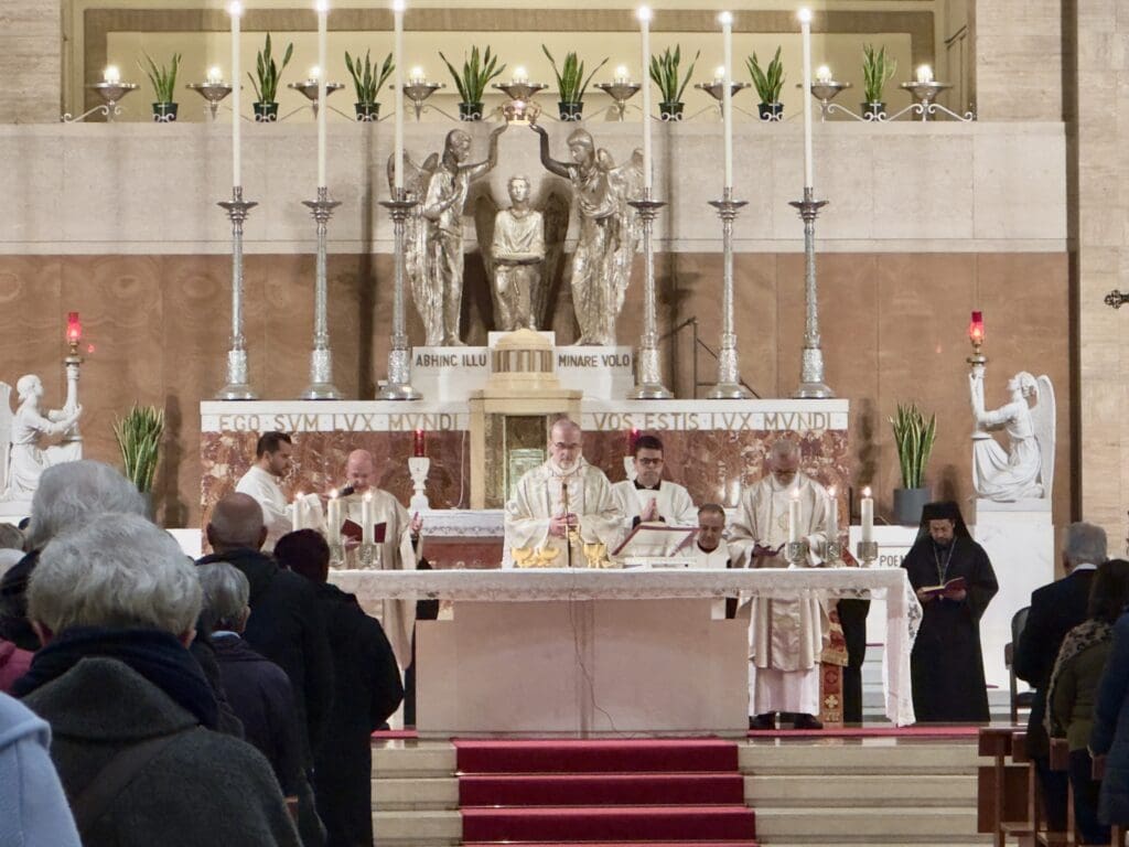 Un cardinale presiede una celebrazione eucaristica in una chiesa a Roma