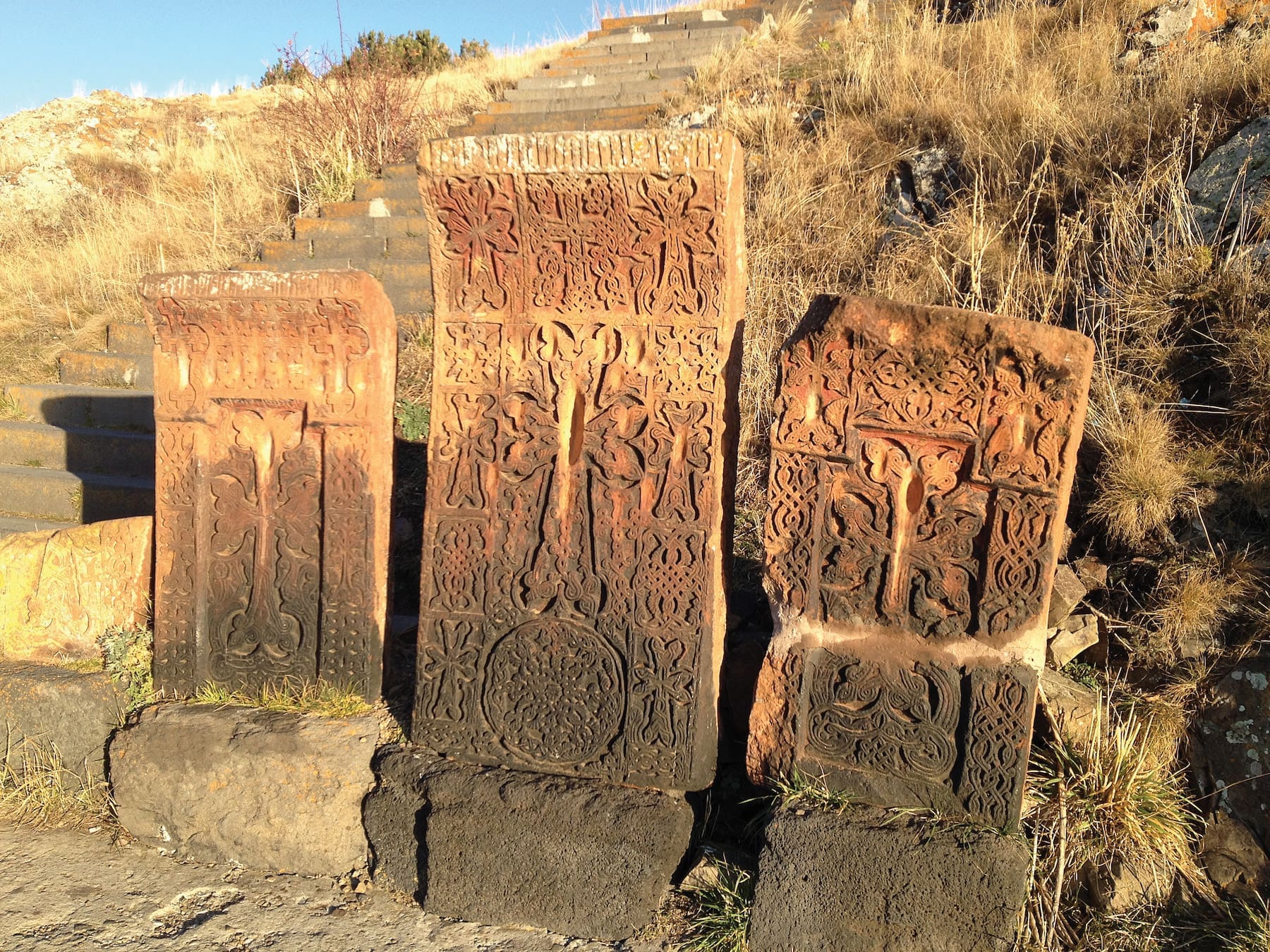 Un khachkar (che significa "croce di pietra") è un cippo funerario scolpito che si trova tipicamente in Armenia.