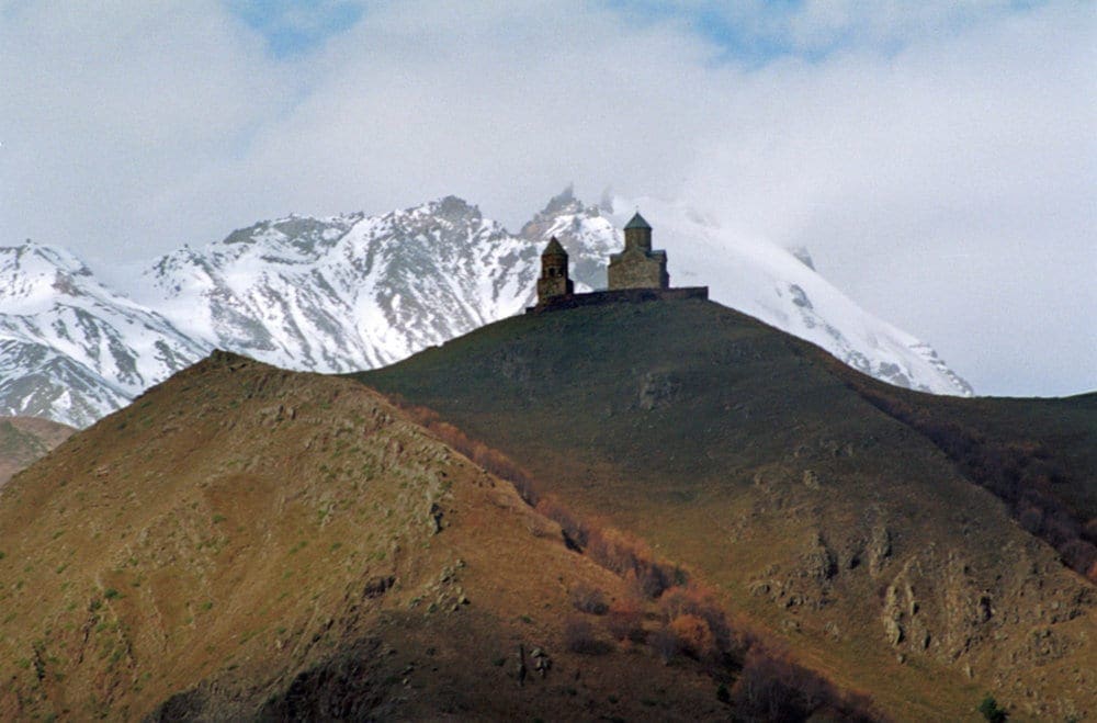 La Chiesa della Trinità di Gergeti tra le montagne innevate