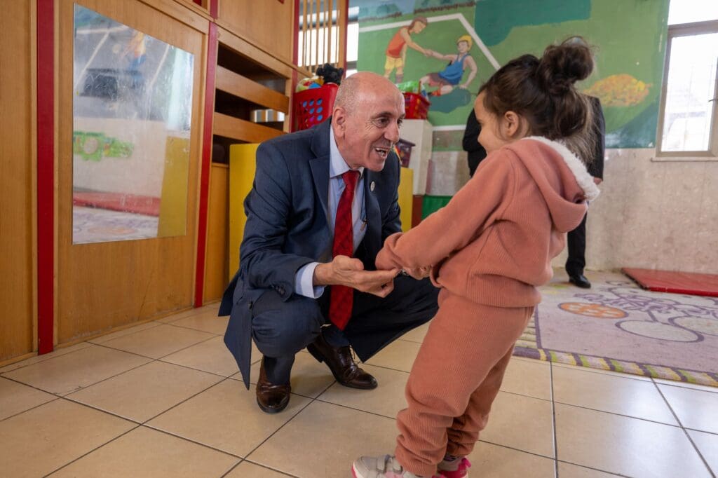 Un uomo e una bambina che sorridono